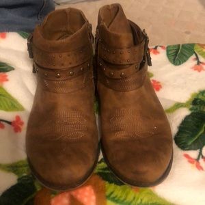 Short western boots